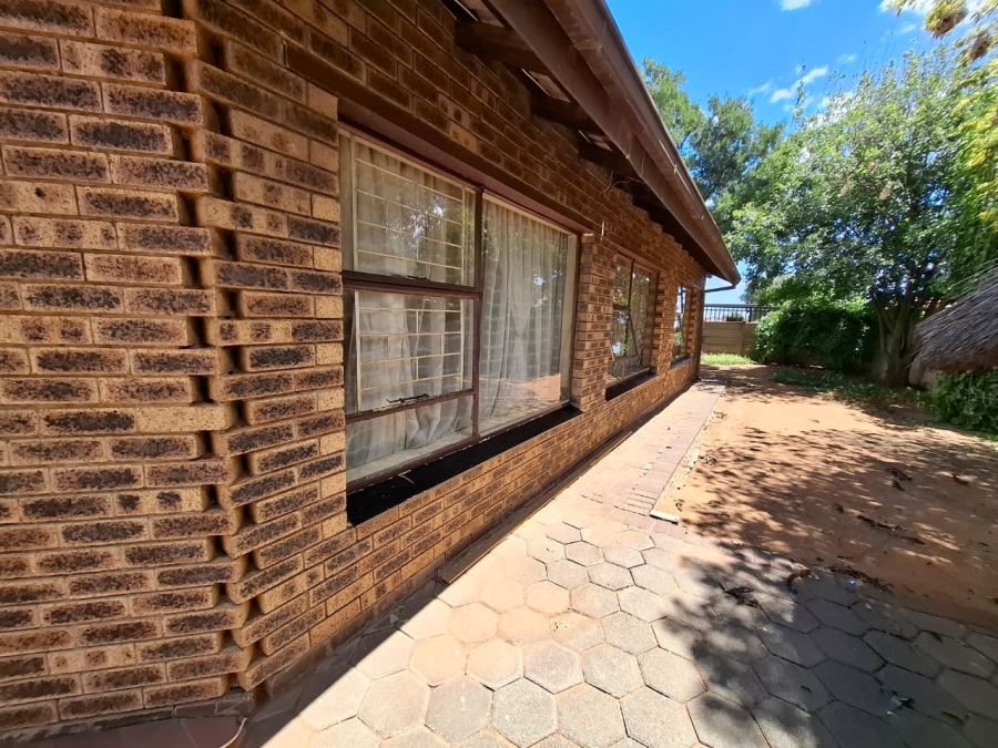 6 Bedroom Property for Sale in Lourierpark Free State